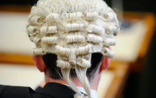 why do judges wear wigs